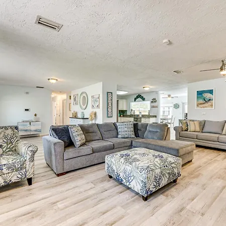 Bright Ruskin Home Less Than 2 Mi To Beach And Marina!